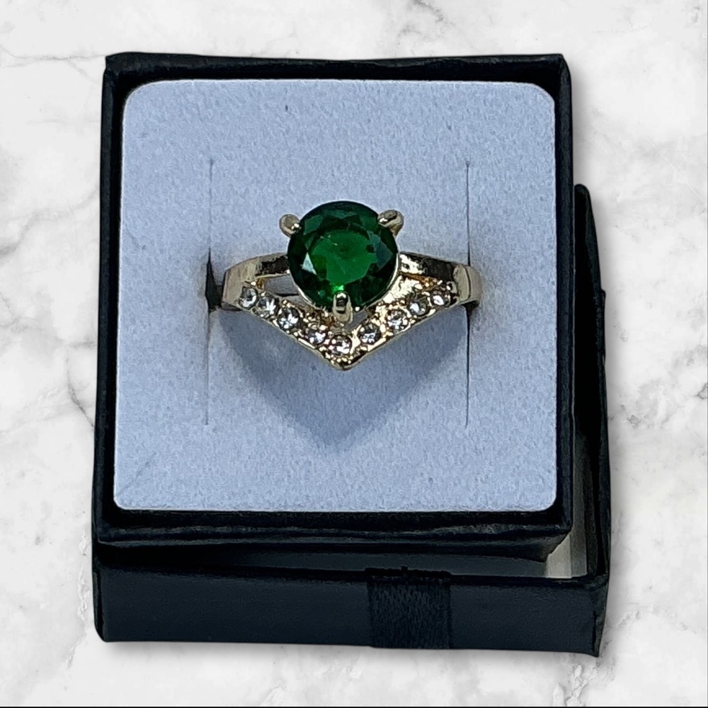 Women's Size 6.5 Green Simulated Stone Ring Gold Tone Rhinestone Accent‎ New